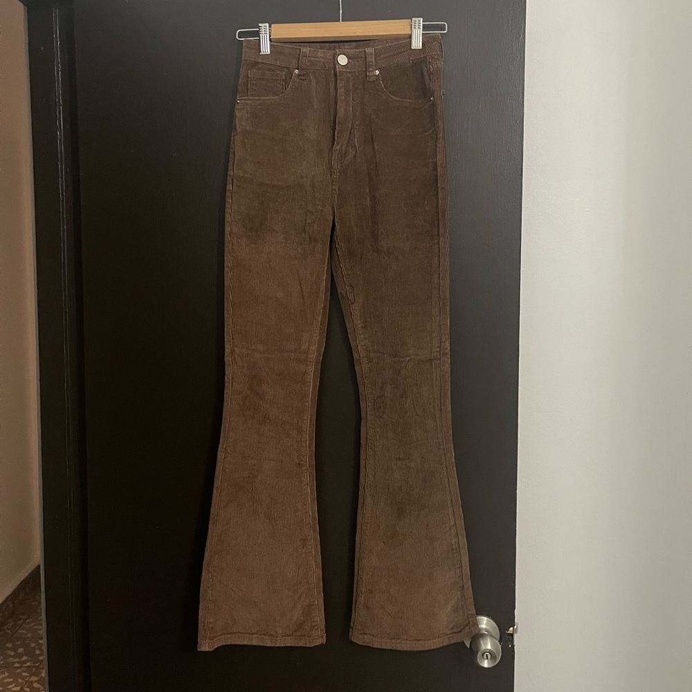 Color brown. Super comfy. Its from shein. Never used.